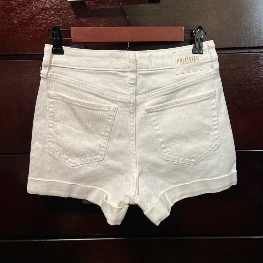 HOLLISTER ULTRA HIGH-RISE EMBROIDERED WHITE DENIM MOM SHORTS - Picture 4 of 5